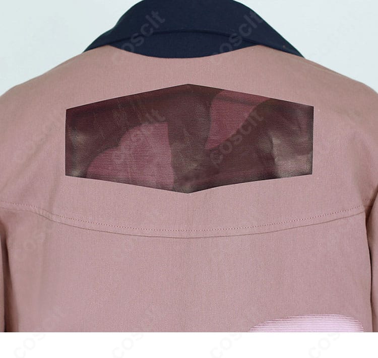 コート背面の全景。直線的なシルエットと背面デザインのバランスがわかる