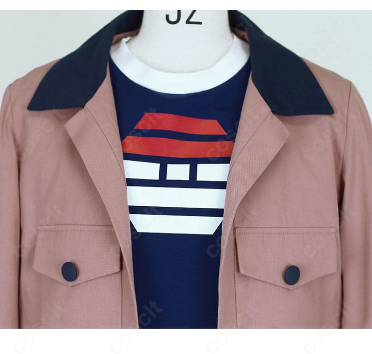 コート襟元の装飾ディテール。特徴的な意匠を丁寧に再現した仕上がり