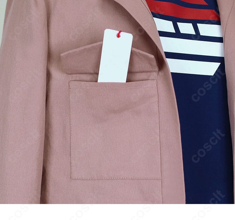 コートのポケット(衣袋)ディテール。小物収納に便利な実用設計