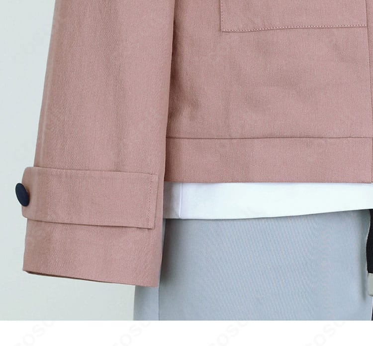 袖口の装飾ディテール。クリーンでシャープなデザイン性を表現