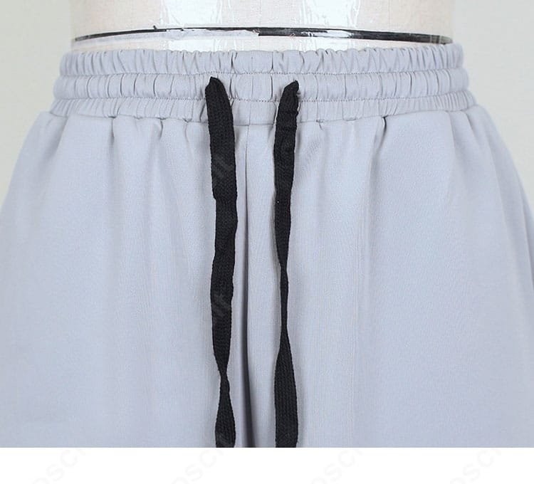 ズボン全体のシルエット。動きやすさと直線的ラインを両立