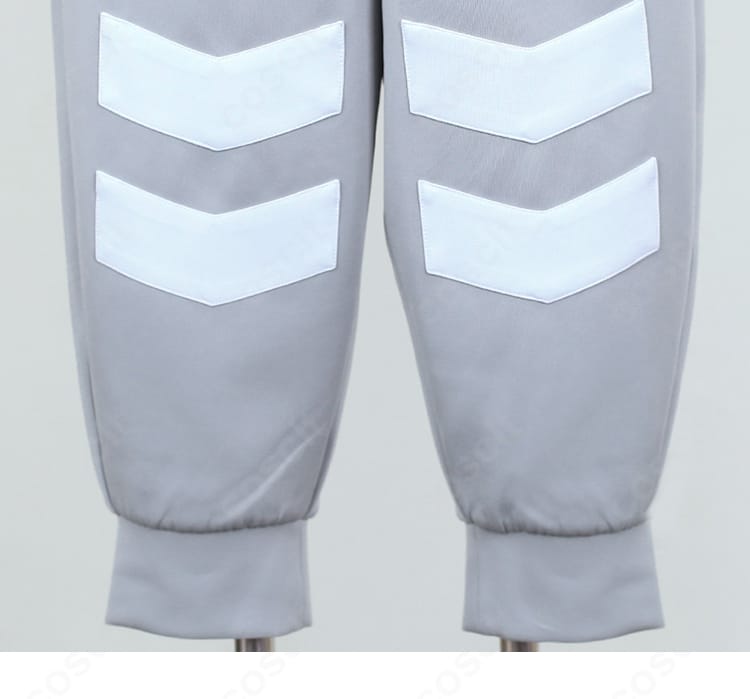 ズボン腿部の装飾アップ。世界観に合う意匠を再現