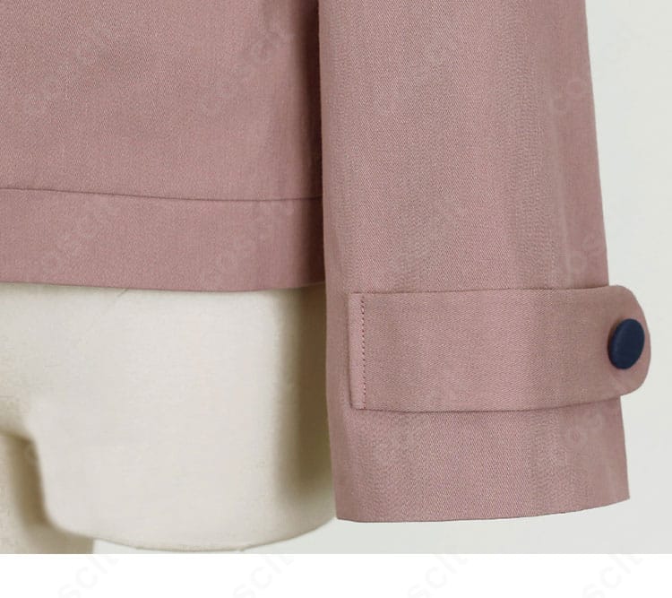 袖口ディテールの近接。カフ部の縫製と端処理の美しさを捉えた画像。