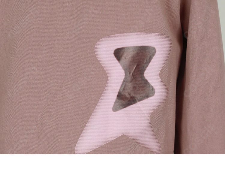 襟のパターン装飾アップ。ミニマルな模様と均一なステッチで質感を強調。