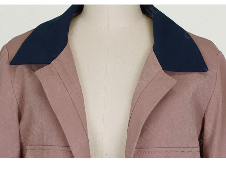 襟元の刺繍ディテール。タウニーらしい端正な襟と精巧な刺繍の近接ショット。