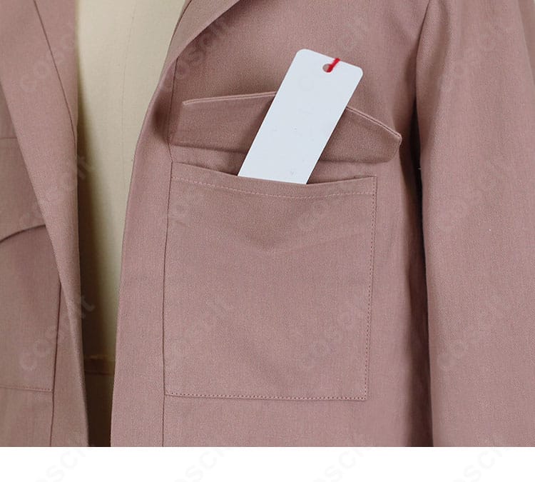 胸ポケットのアップ。角の処理と直線的デザインでタウニーの雰囲気を再現。