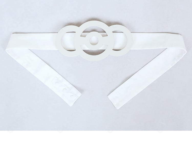 ウエストベルト周りの装飾。絞りによるシルエット調整と金具の質感を示す画像。