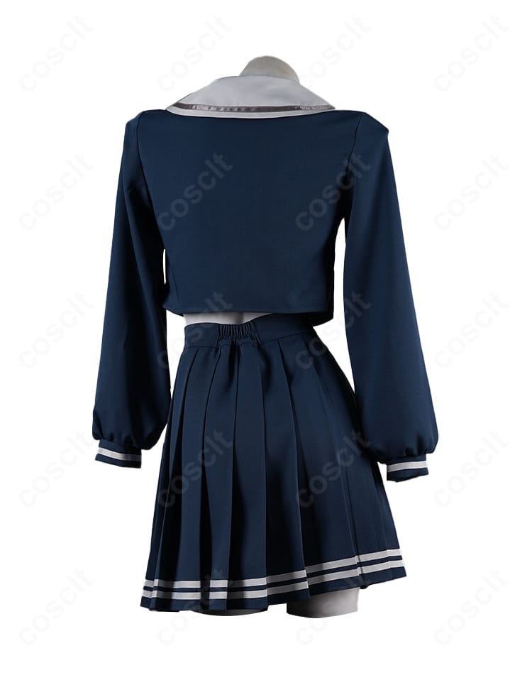 若葉睦 制服コスプレの背面。背中の切り替えとスカートのプリーツ落ち、全体のバランスが見える写真。