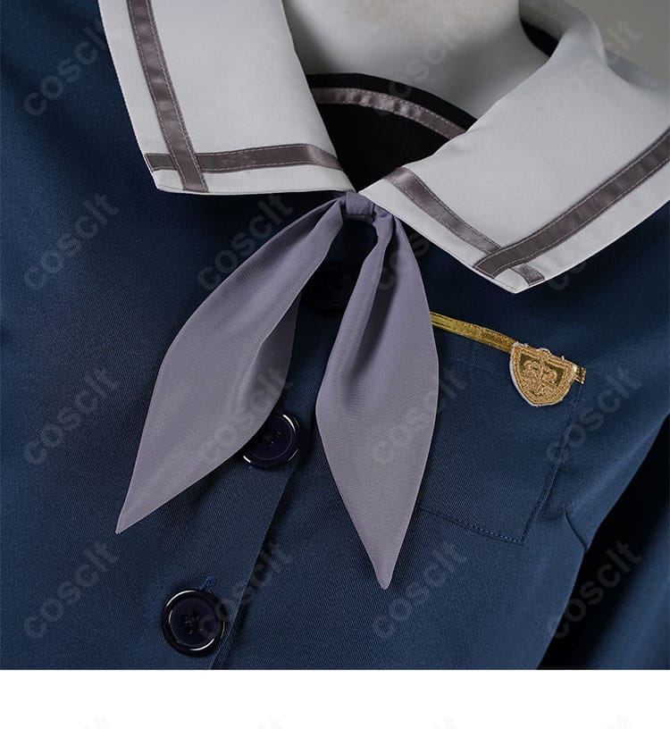 若葉睦 制服コスプレのスカーフ結び目ディテール。整ったノットと首元の配色コントラストを強調。