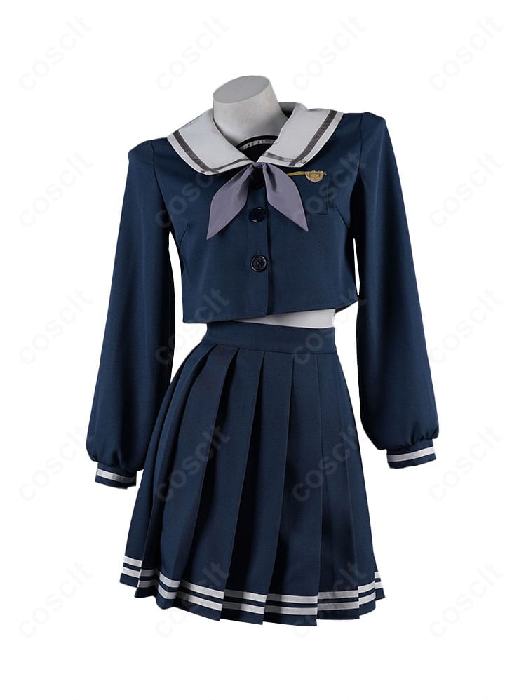 若葉睦 月ノ森女子学園 制服コスプレの正面全身。トップスのラインとプリーツスカートの広がりがわかる構図。