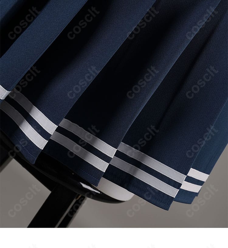 若葉睦 制服コスプレのスカート裾ディテール。裾の始末とプリーツの端の美しさ、写真映えするラインを表現。