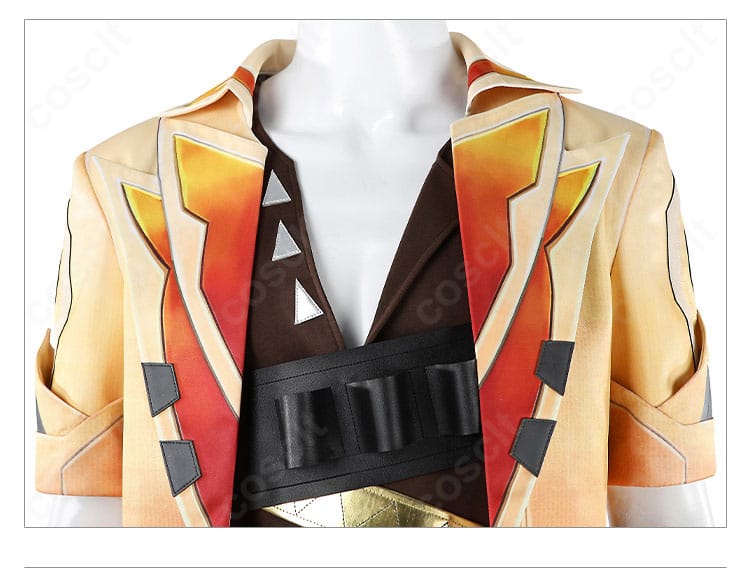 テホ衣装の襟元ディテール。スタンドカラーと金具装飾の質感が分かるアップ。