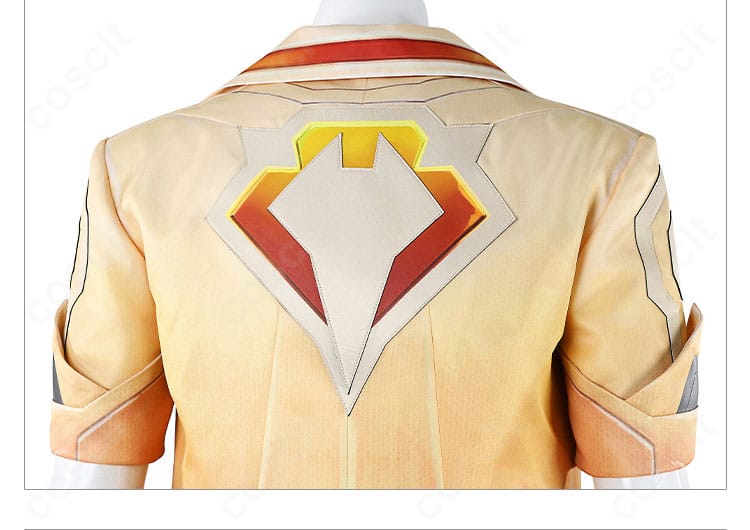 テホ衣装コート背面装飾ディテール。ヨーク切替と背面のライン取りが分かるショット。