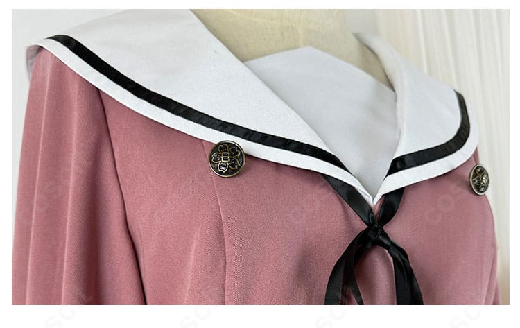 ボタン装飾のクローズアップ。上品なボタン意匠と周囲の縫製ディテールが分かる近接写真。