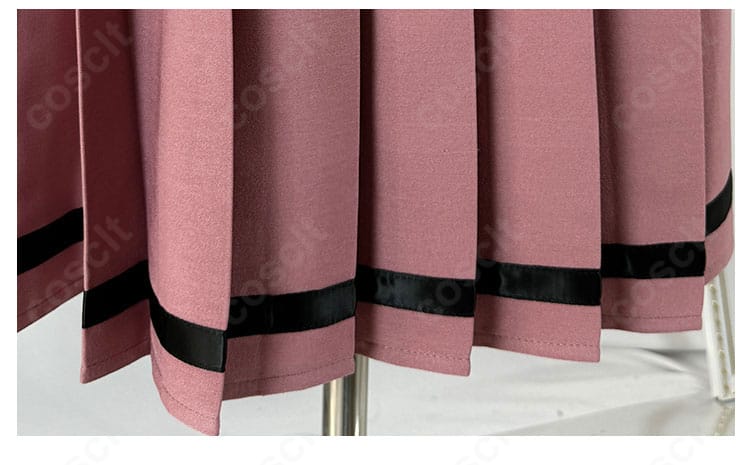 スカート裾の詳細。プリーツのエッジと動きによる表情、縫製の整いが映えるカット。