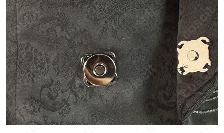 仮面ライダーガヴ グロッタ・ストマック衣装の襟留め・ボタン装飾のアップ