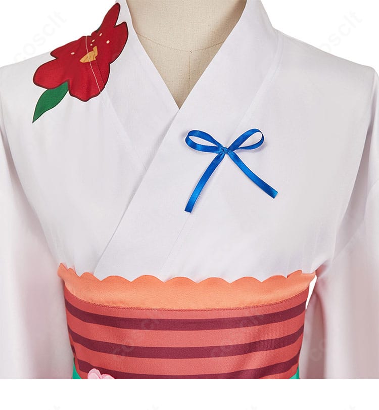 八尋寧々 浴衣コスプレ 衣領の装飾アップ。刺繍風の意匠と縁取りの仕上げが見えるクローズアップ