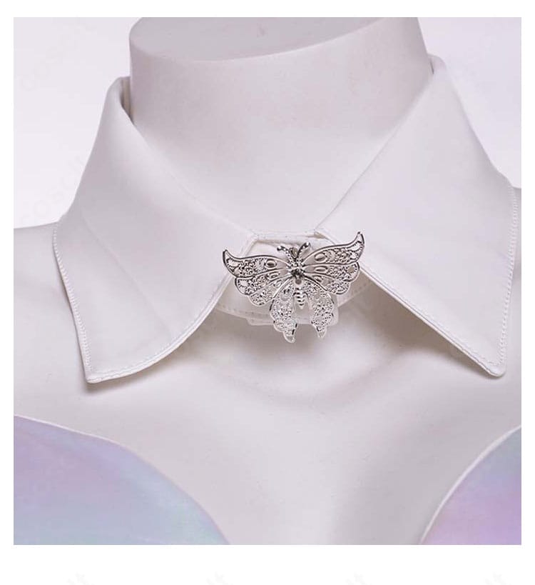 ネックレス装飾のクローズアップ。ジュエリー調パーツの質感が際立つ。