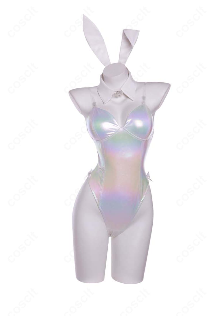 レオタード前面のディテールとつけ襟のデザイン。ステッチと生地の艶が確認できる画像。