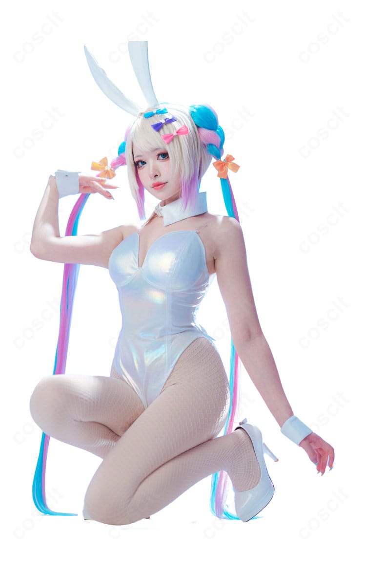 バニーVer.のネックレスや手首飾りの装飾アップ。煌めくパーツが華やかさを演出。