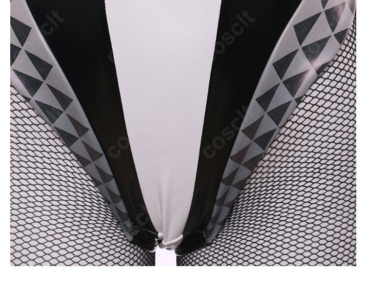 衣装全体の装飾ディテール。レオタード表面の光沢感とステッチワークを捉えた近接画像。