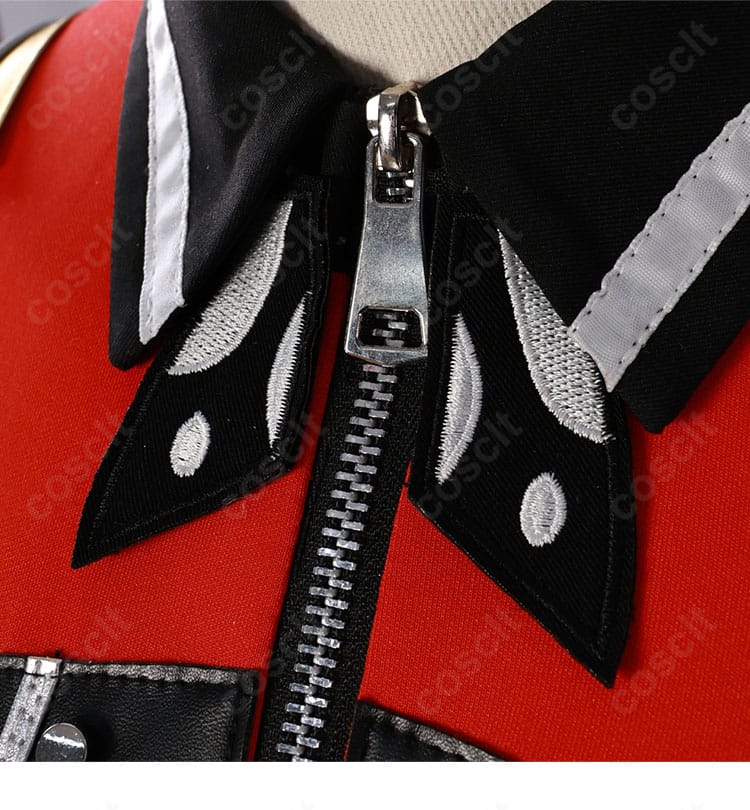 赤色アーマー衣装のチェーン装飾ディテールのクローズアップ