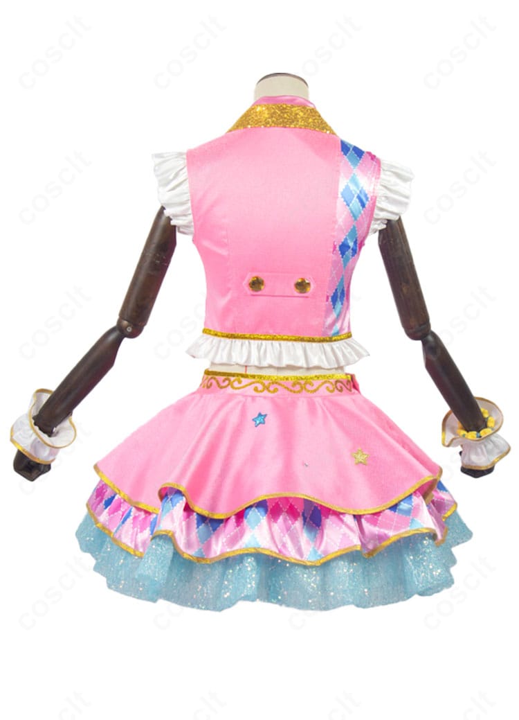 虹野ゆめ ピンクスターコーデ衣装の背面。コートの背面ラインとスカートの落ち感、背面装飾が見える画像。