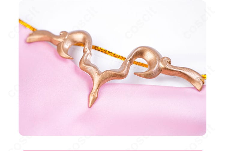 C.C.ピンクドレス背面の装飾クローズアップ。豪華な蝶結びと縫製の丁寧さを強調。