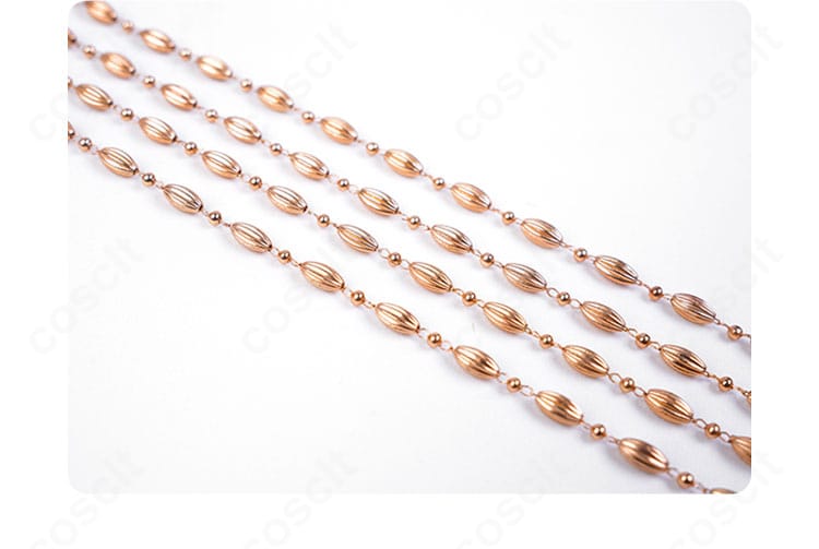 C.C.衣装の付属アクセサリー一式の詳細。チョーカーやチェーンなど小物の再現度を示す。