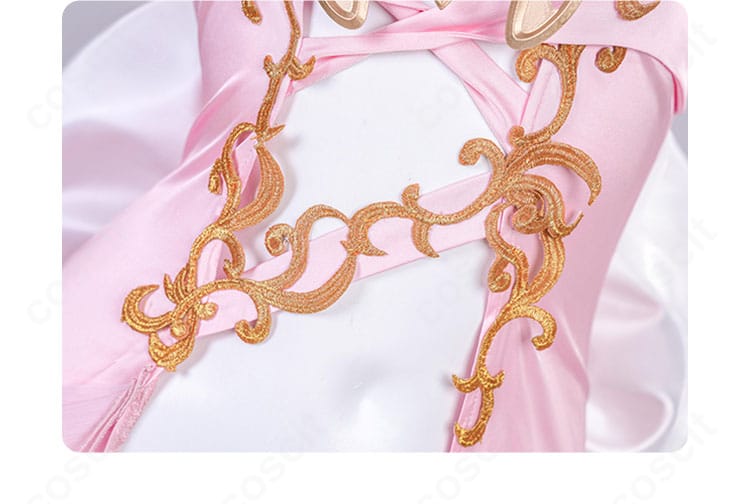 C.C.衣装の胸元と腰部装飾の接写。刺繍とビジューの華やかさが映える。