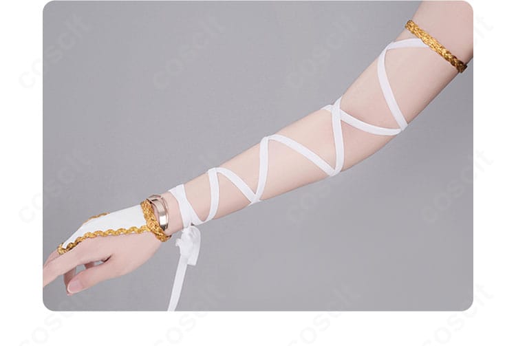 C.C.衣装の腕飾りディテール。高級感のある素材とステッチワークの仕上がり。