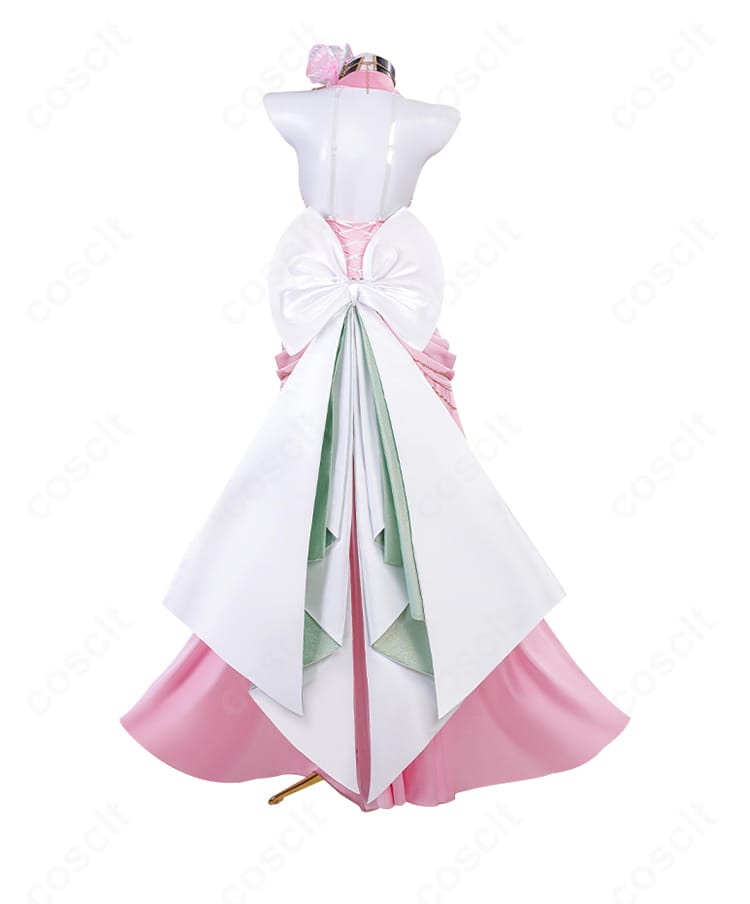 C.C.ピンクドレスの背面デザイン。大きな蝶結びと背中のライン、スカートのドレープが分かる。