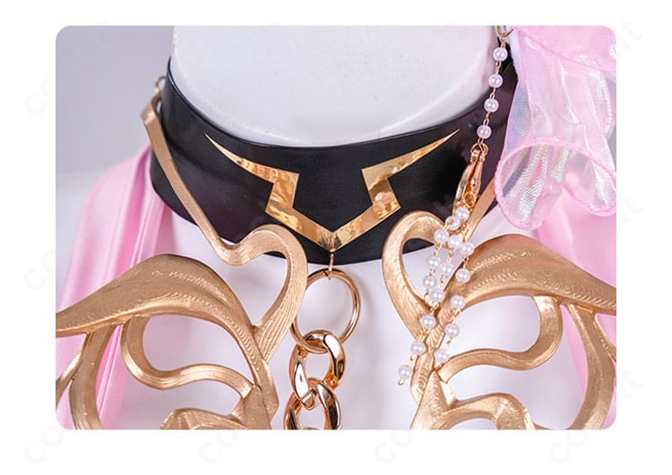 C.C.衣装のチョーカー装飾のクローズアップ。精緻な金具と装飾の質感を表現。