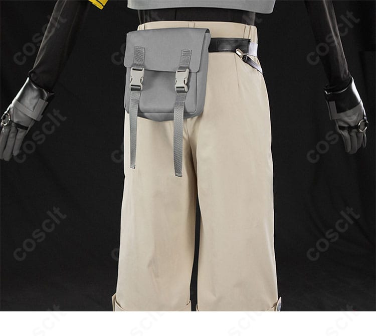 背面の腰飾りディテール。ベルトとウエストポーチの固定感と立体的な仕上がりが分かるアップ。