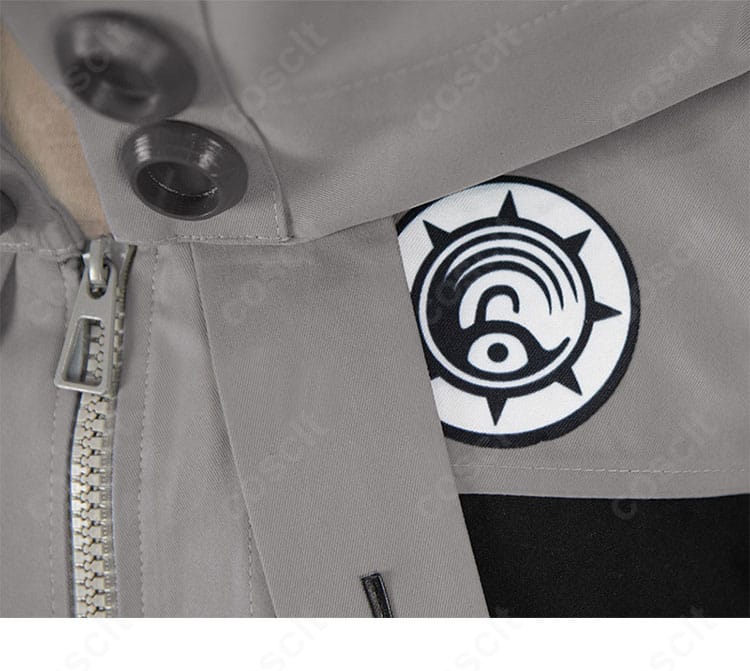 襟元装飾のクローズアップ。花柄風刺繍と金具のあしらいが質感を高め、ルド特有の雰囲気を再現。