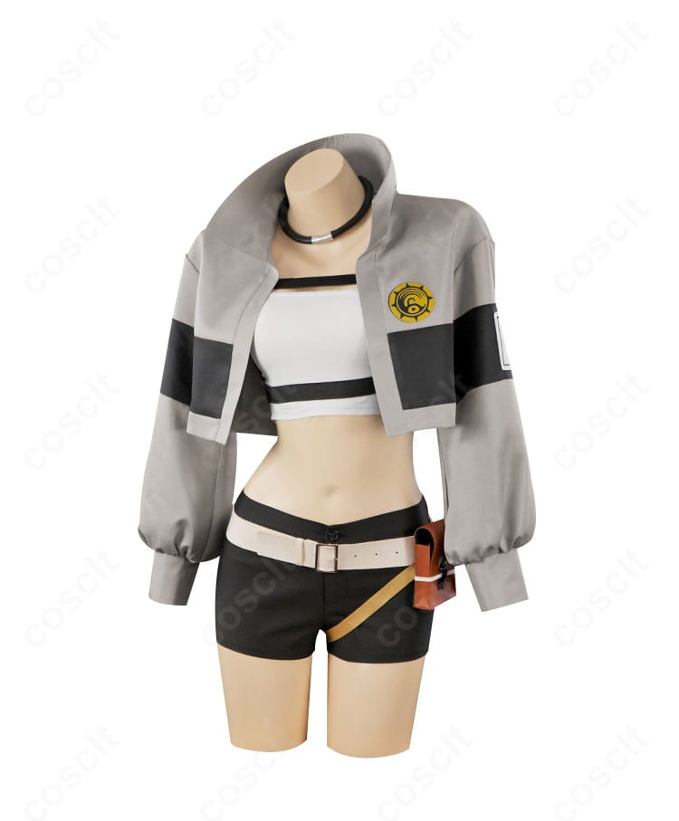 リヨウのコスプレ衣装・正面全身。コートの落ち感と胸ベルト、トップスのディテールが確認できる画像。