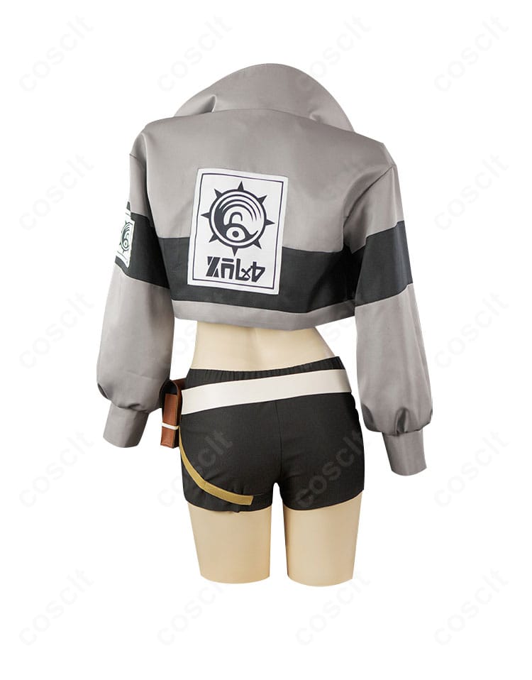 リヨウのコスプレ衣装・背面全身。コートの背面ラインとウエスト〜ヒップのシルエット、ベルト配置が見える画像。