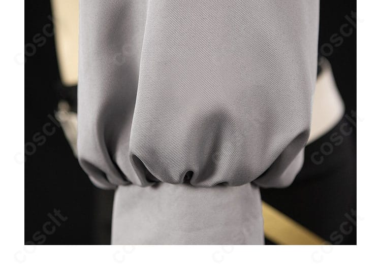 袖口ディテール。カフ部分の装飾と縫い合わせ、素材の質感が分かる拡大画像。