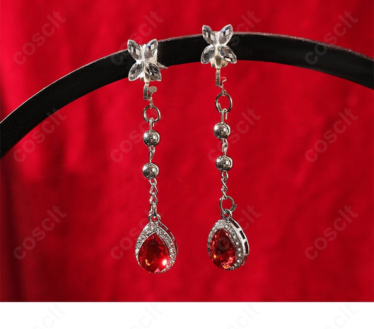 耳飾りの形状と装飾バランスが分かるクローズアップ。顔周りの印象作りに寄与するアイテム。