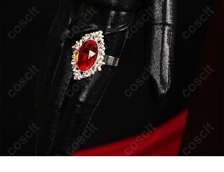 指輪のデザインと質感を見せるクローズアップ。麗しき暗幕コーデに合わせたアクセの詳細。