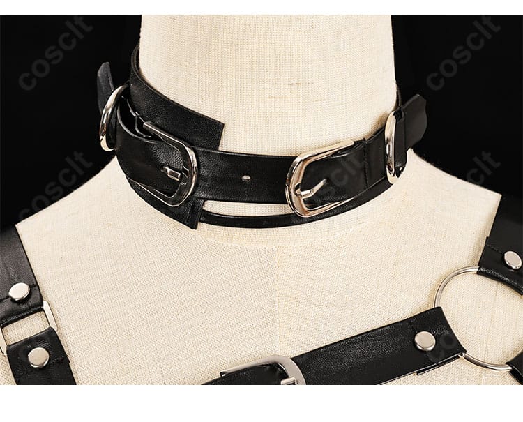 麗しき暗幕のチョーカーとネックレス装飾のクローズアップ。首元の質感と輝きが伝わる画像。