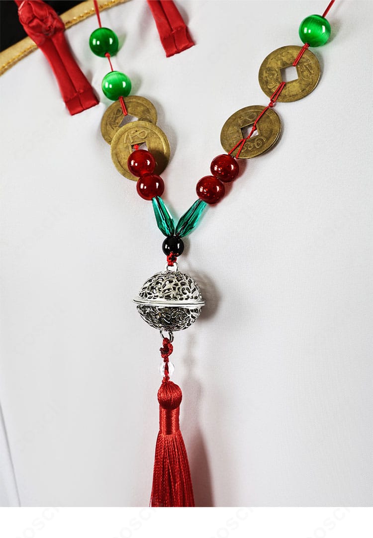 無患子 衣装の頸飾・ネックレス細部。金属調パーツとモチーフの質感を強調した接写