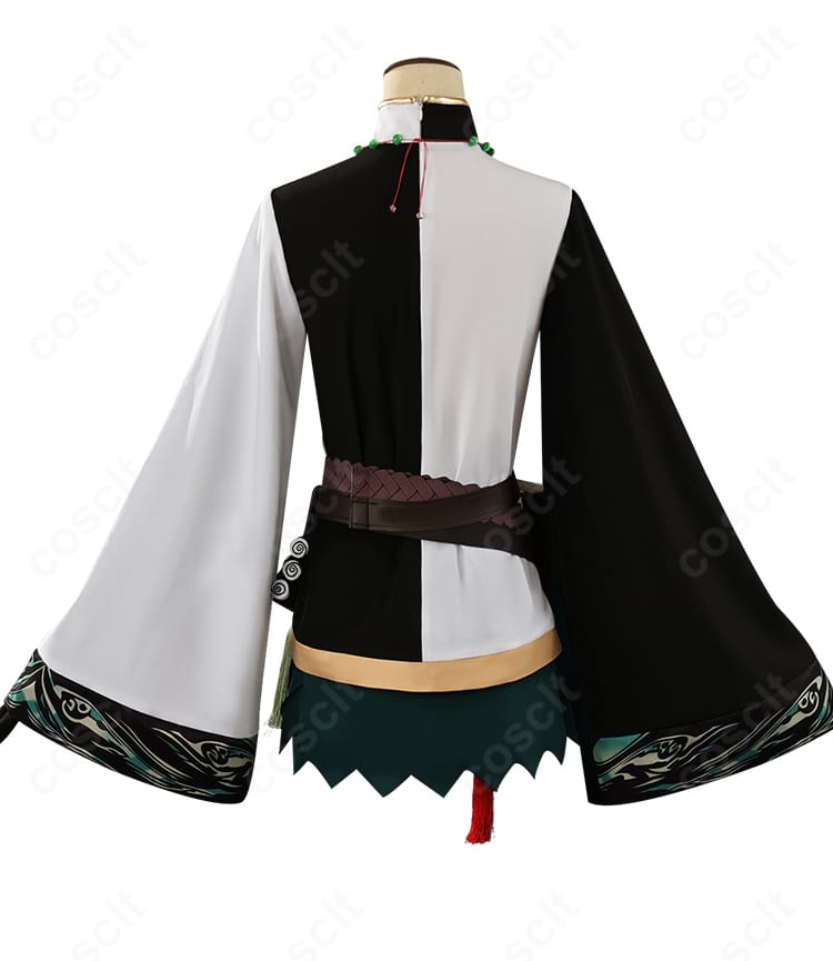 無患子 コスプレ衣装の背面。フレア感と背面装飾、縫製の仕上がりディテールが分かる