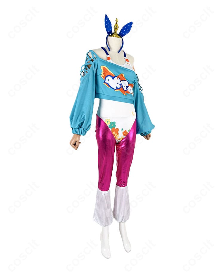 小鳥遊キアラ新衣装コスプレの右側面。肩周りのディテールとライン取り、脚を美しく見せるレッグカバーを確認できます。