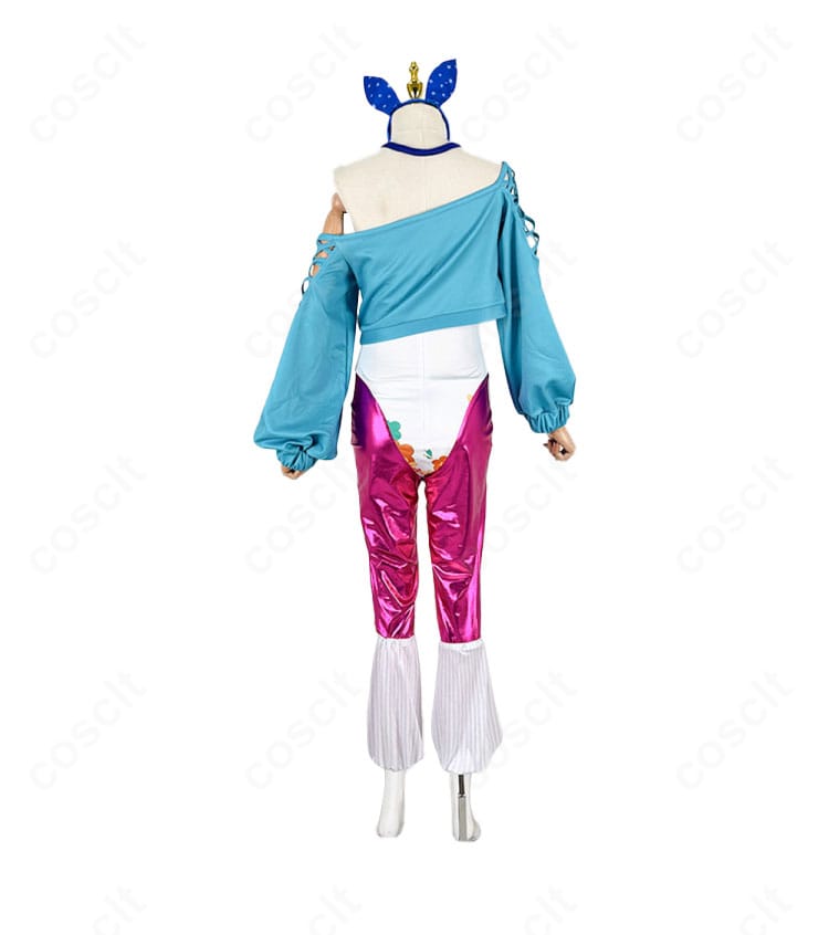 小鳥遊キアラ新衣装コスプレの背面。背中のライン、切替配色、レッグカバーの後ろ姿まで再現。