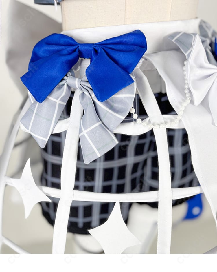 背部の蝶結びディテール。リボンの幅・形状と立体的な結び目の造形を鮮明に示した画像。