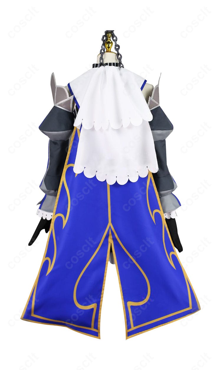 オーロ・クロニー 初期衣装コスプレの背面全身。マントの長さとシルエットが確認できる画像