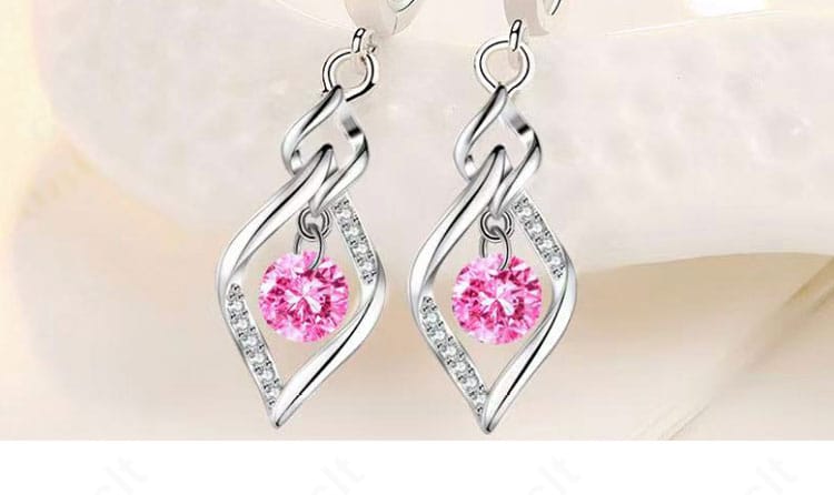 IRySブライト衣装用の耳飾り。繊細な金具と装飾モチーフがわかるアップショット。