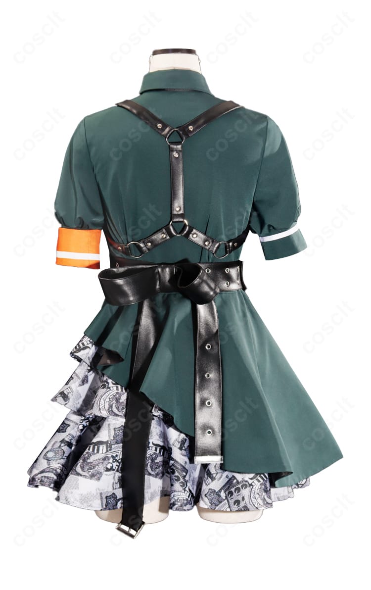 海老塚智 コスプレ衣装の背面全体。背中のラインとベルト配置、スカートの落ち感を確認可能。