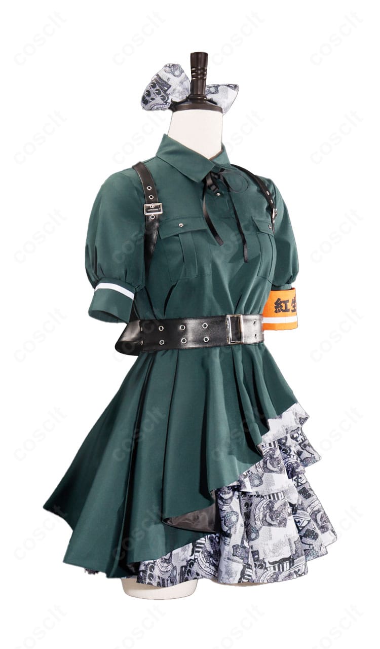 海老塚智 コスプレ衣装の右側面。ベルトやスカートのライン、側面のフィット感を確認できる画像。